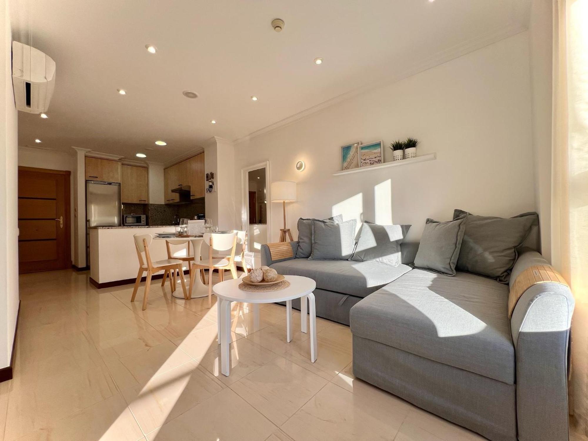 Bright And Cozy With Pool And Jacuzzi And Near